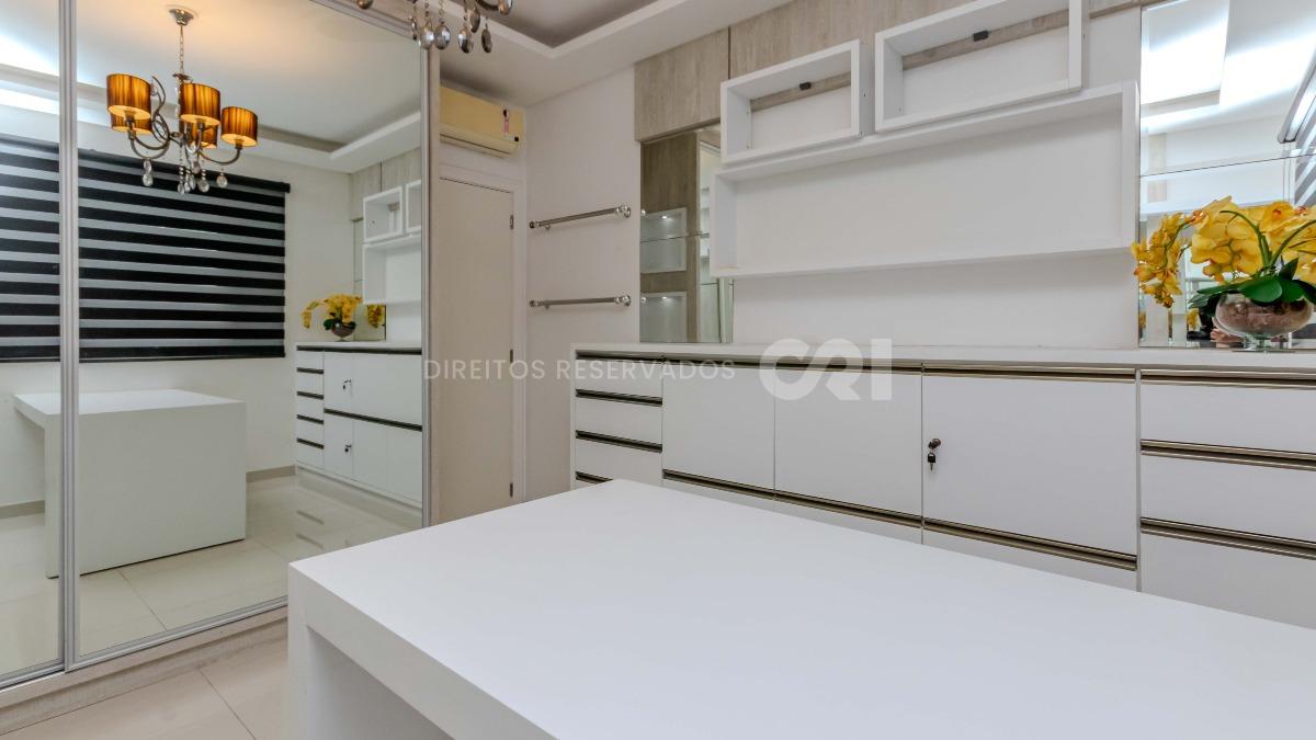 Apartamento mobiliado com 4 suítes no edifício Luana Delagnello em Meia Praia, Itapema