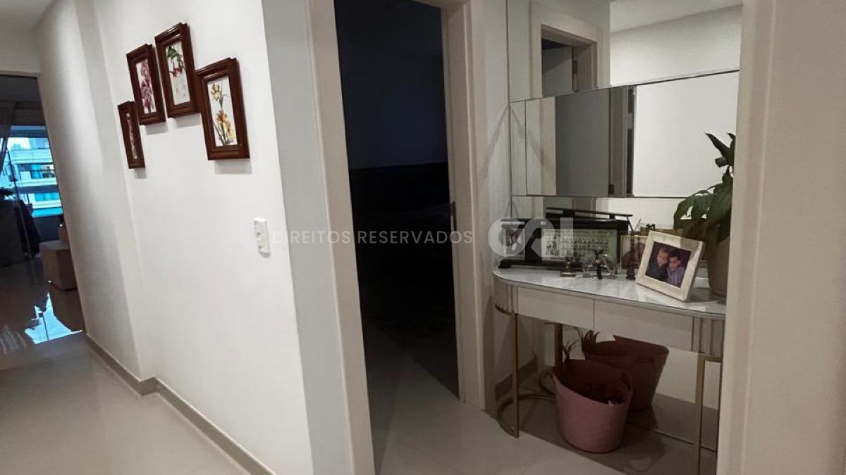 Apartamento com 3 suítes no Edifício Pérola do Mar na Meia Praia em Itapema