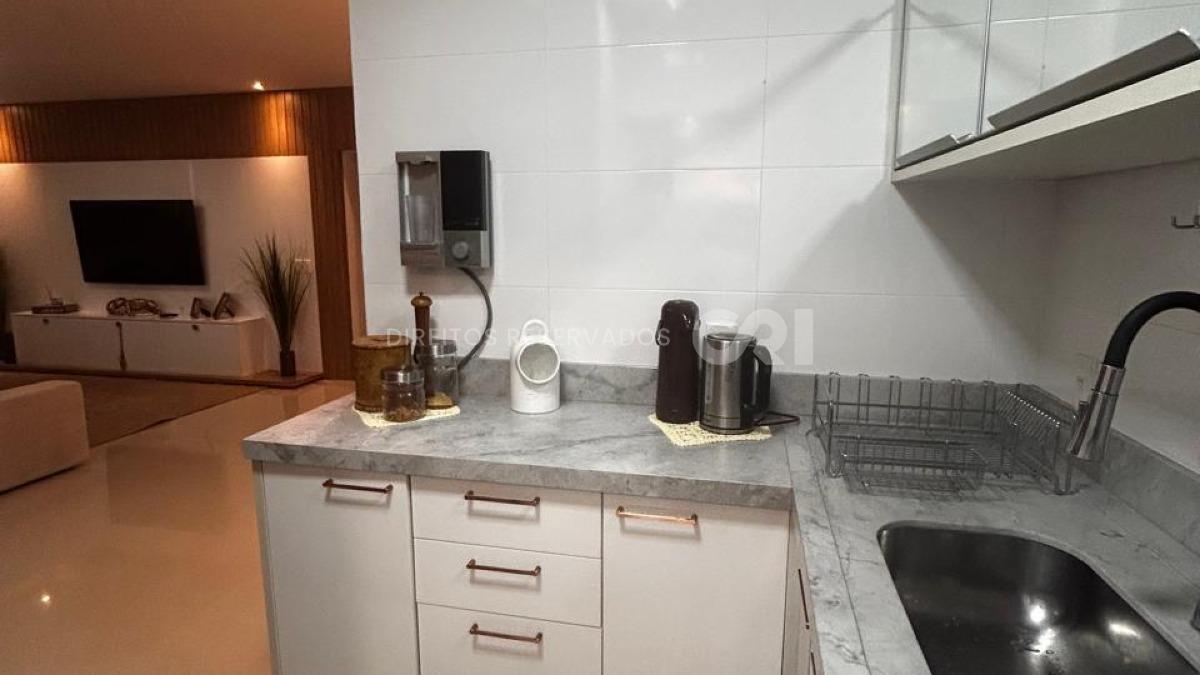 Apartamento com 3 suítes no Edifício Pérola do Mar na Meia Praia em Itapema