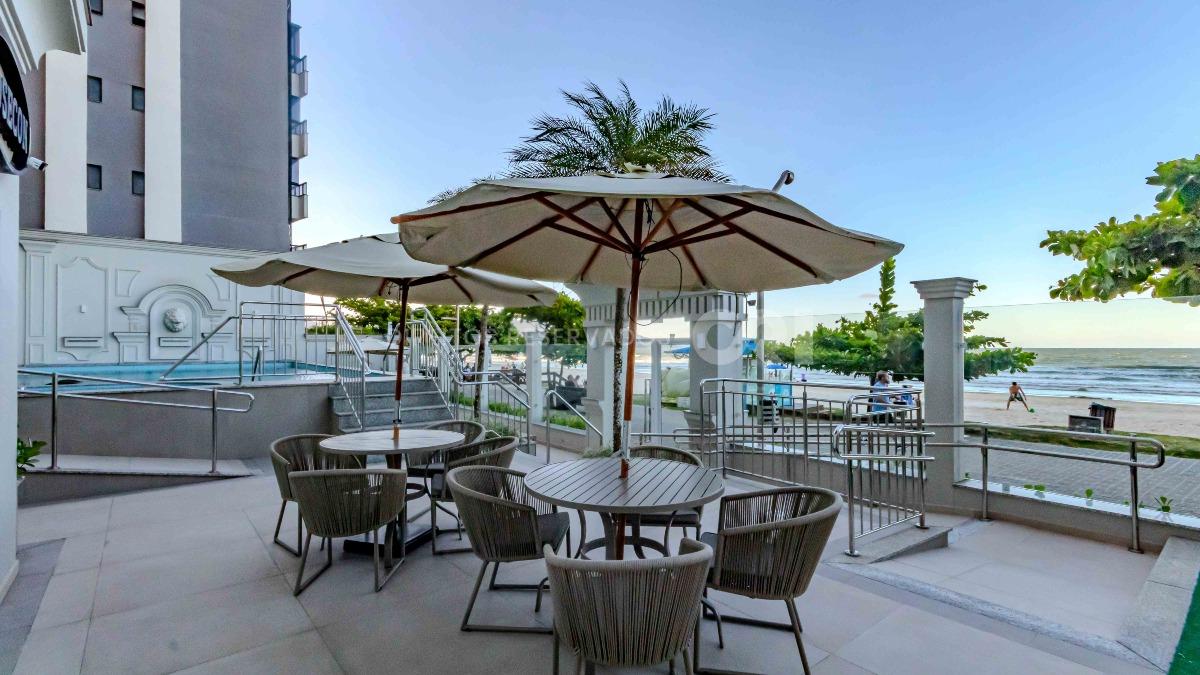 Apartamento com 3 suítes no Le Biarritz Résidence na Meia Praia, Itapema