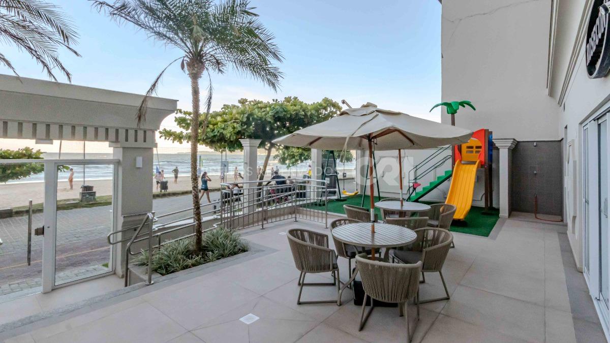 Apartamento com 3 suítes no Le Biarritz Résidence na Meia Praia, Itapema