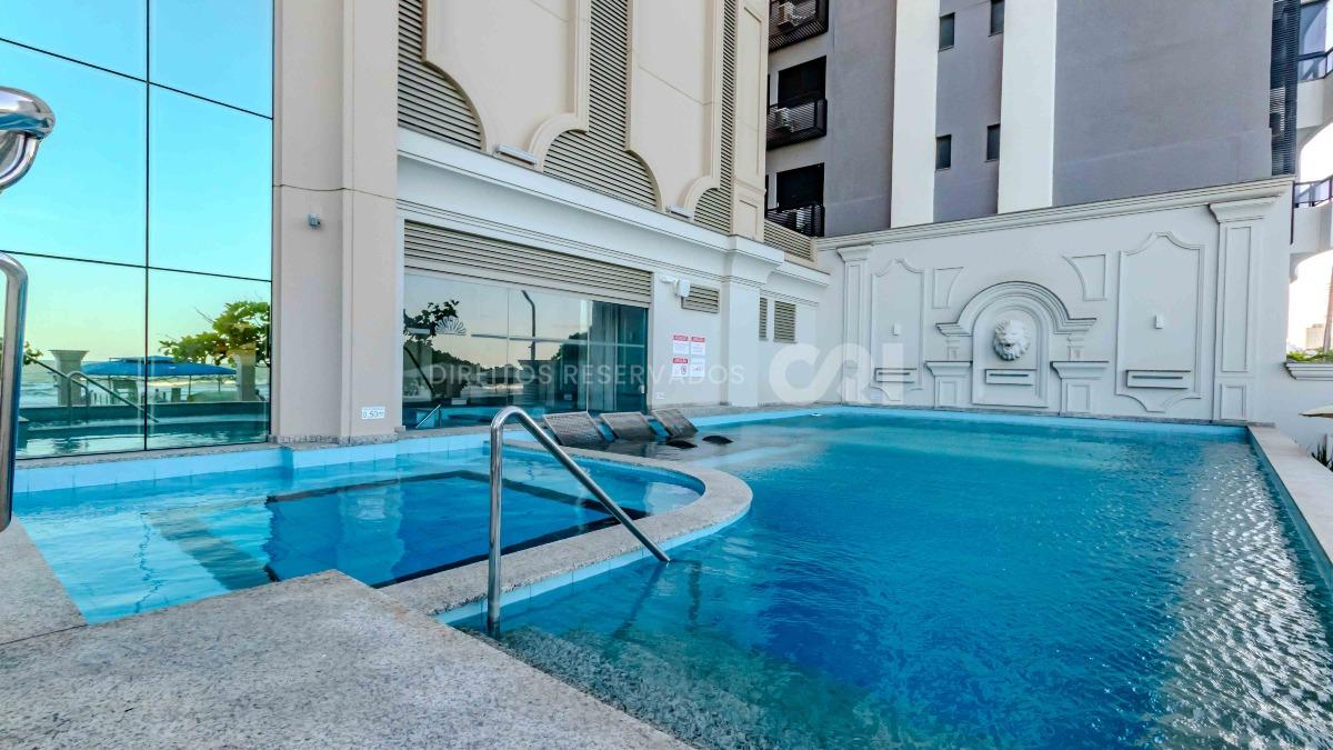 Apartamento com 3 suítes no Le Biarritz Résidence na Meia Praia, Itapema