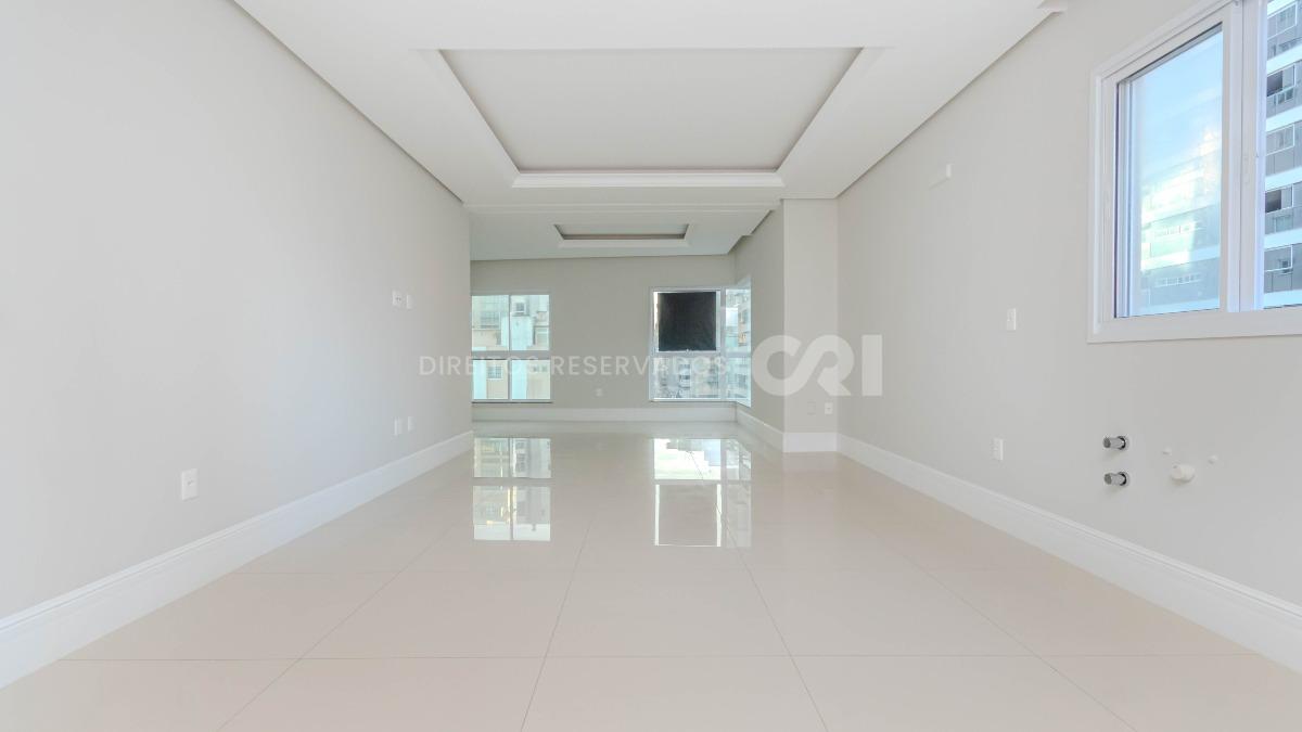 Apartamento com 3 suítes no Le Biarritz Résidence na Meia Praia, Itapema