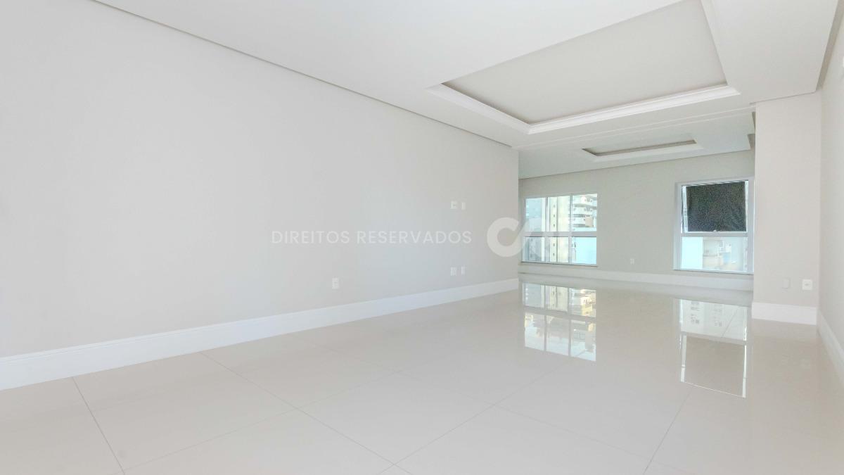 Apartamento com 3 suítes no Le Biarritz Résidence na Meia Praia, Itapema