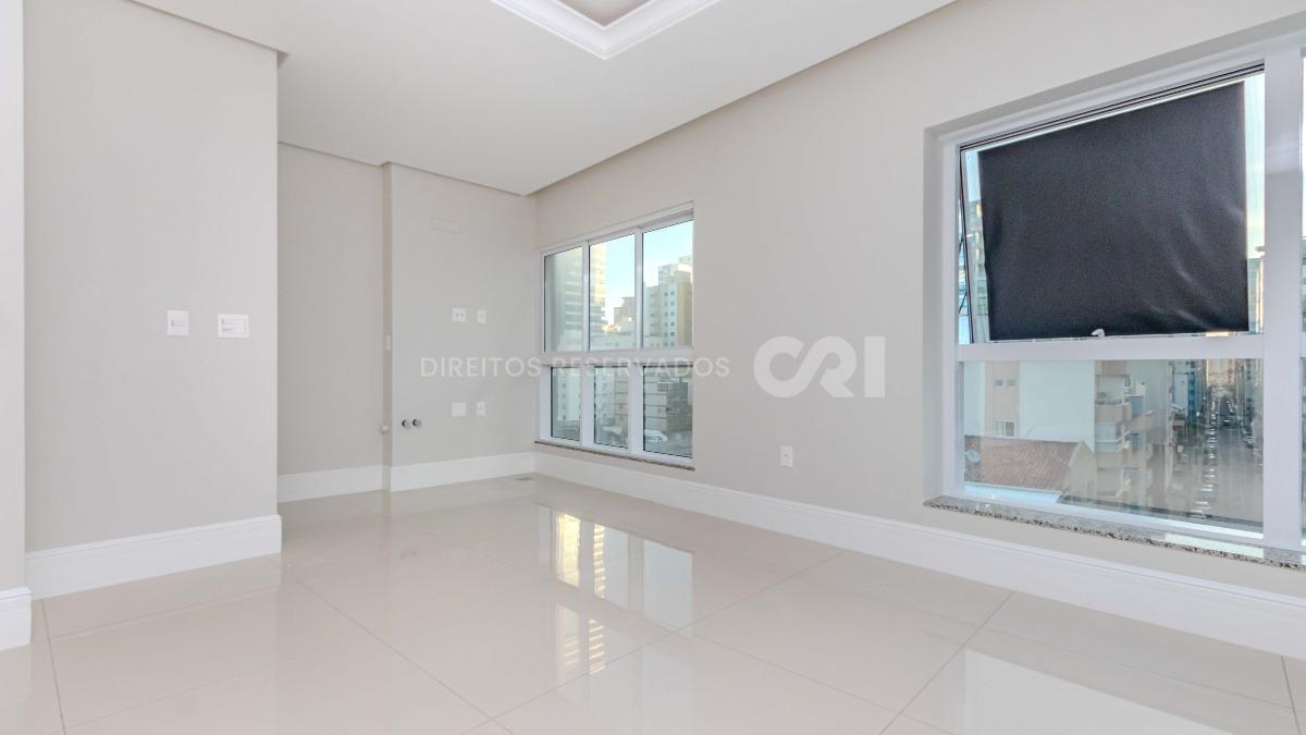 Apartamento com 3 suítes no Le Biarritz Résidence na Meia Praia, Itapema