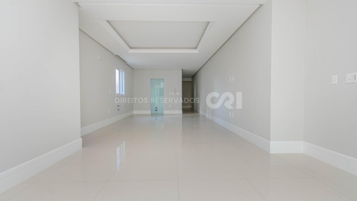 Apartamento com 3 suítes no Le Biarritz Résidence na Meia Praia, Itapema
