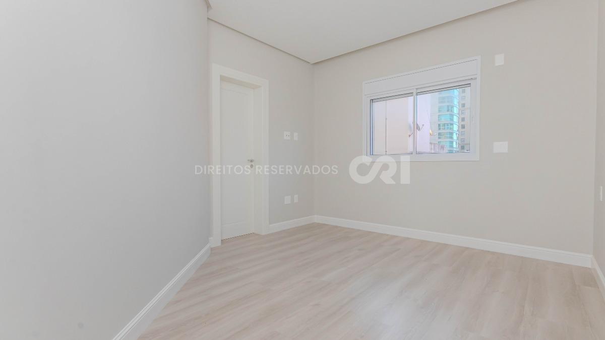 Apartamento com 3 suítes no Le Biarritz Résidence na Meia Praia, Itapema