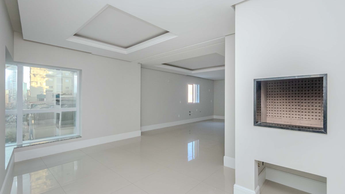 Apartamento com 3 suítes no Le Biarritz Résidence na Meia Praia, Itapema