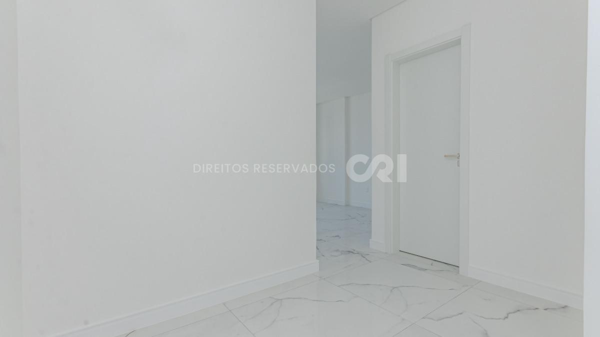 Apartamento com 4 suítes no Montreal Towers na Meia Praia, Itapema