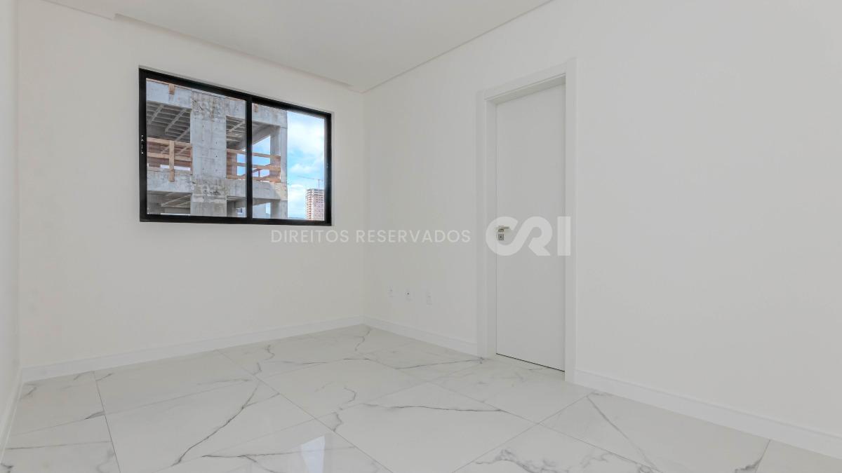 Apartamento com 4 suítes no Montreal Towers na Meia Praia, Itapema