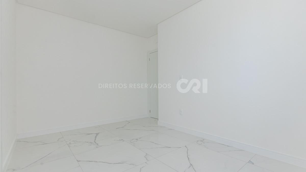 Apartamento com 4 suítes no Montreal Towers na Meia Praia, Itapema