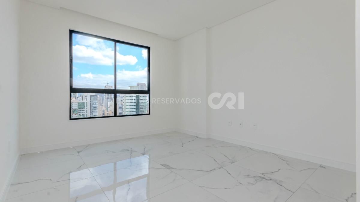 Apartamento com 4 suítes no Montreal Towers na Meia Praia, Itapema