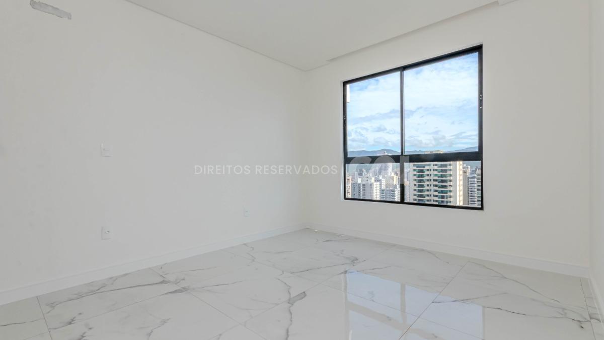 Apartamento com 4 suítes no Montreal Towers na Meia Praia, Itapema