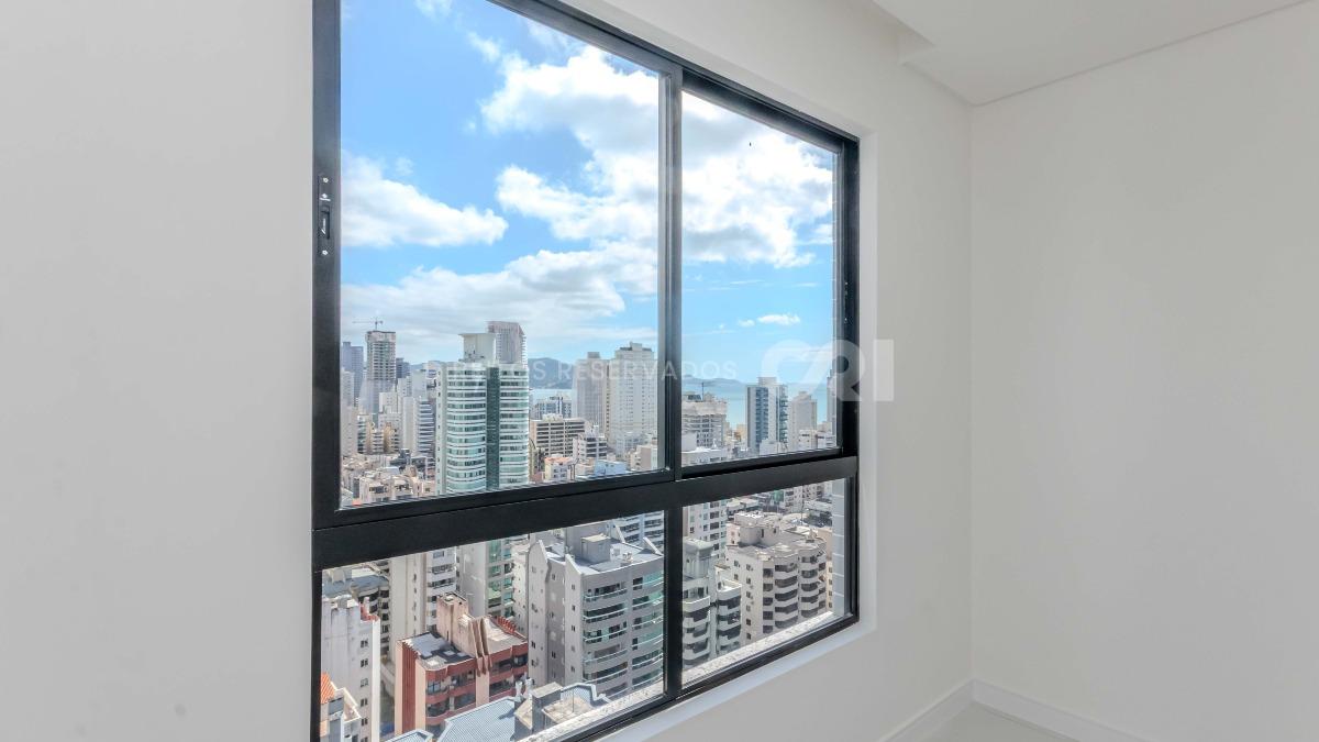 Apartamento com 4 suítes no Montreal Towers na Meia Praia, Itapema