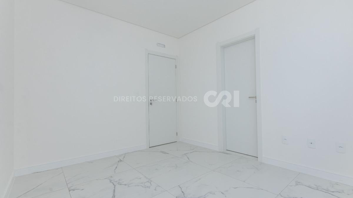 Apartamento com 4 suítes no Montreal Towers na Meia Praia, Itapema