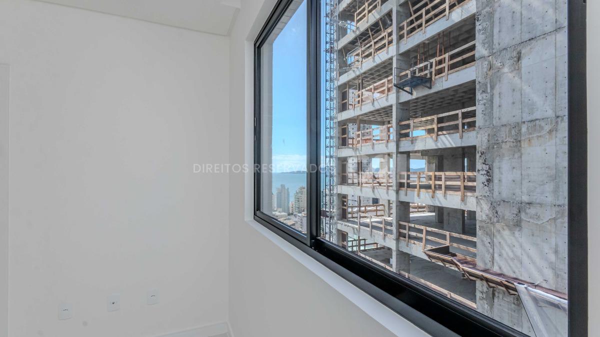 Apartamento com 4 suítes no Montreal Towers na Meia Praia, Itapema