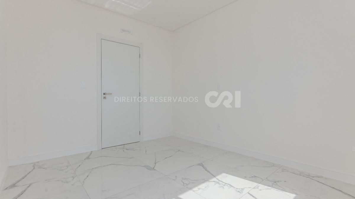 Apartamento com 4 suítes no Montreal Towers na Meia Praia, Itapema