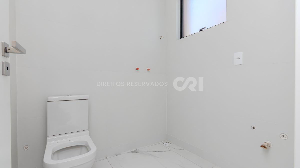 Apartamento com 4 suítes no Montreal Towers na Meia Praia, Itapema