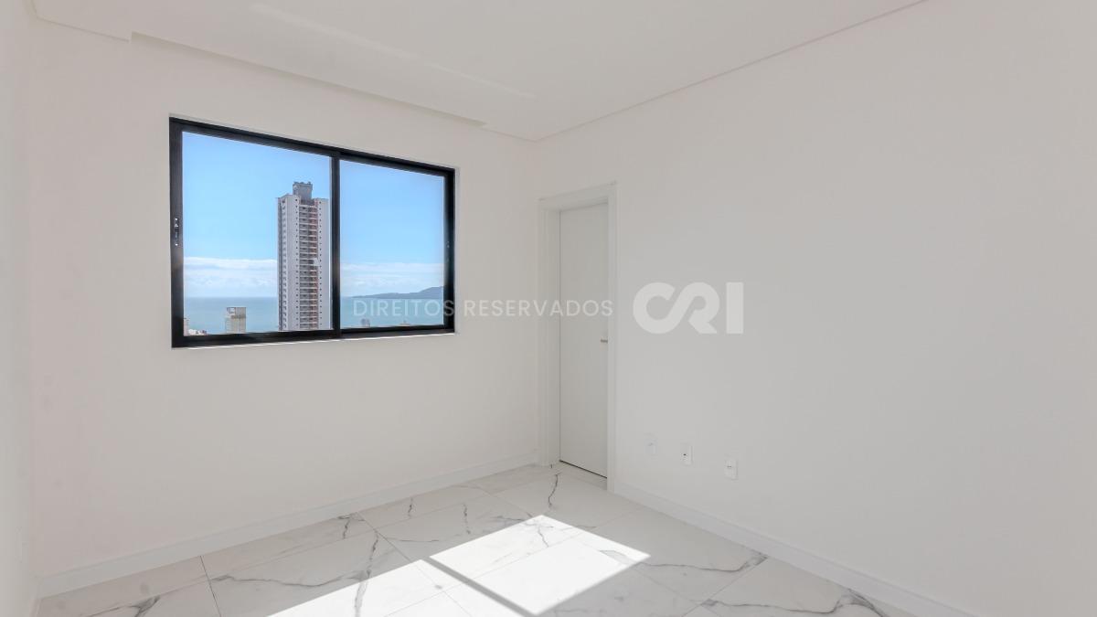 Apartamento com 4 suítes no Montreal Towers na Meia Praia, Itapema