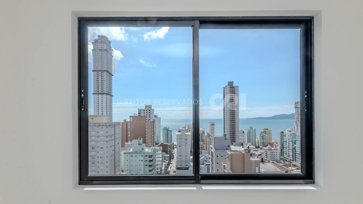 Apartamento com 4 suítes no Montreal Towers na Meia Praia, Itapema