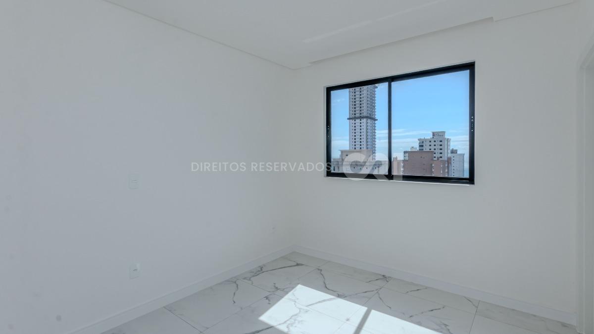 Apartamento com 4 suítes no Montreal Towers na Meia Praia, Itapema