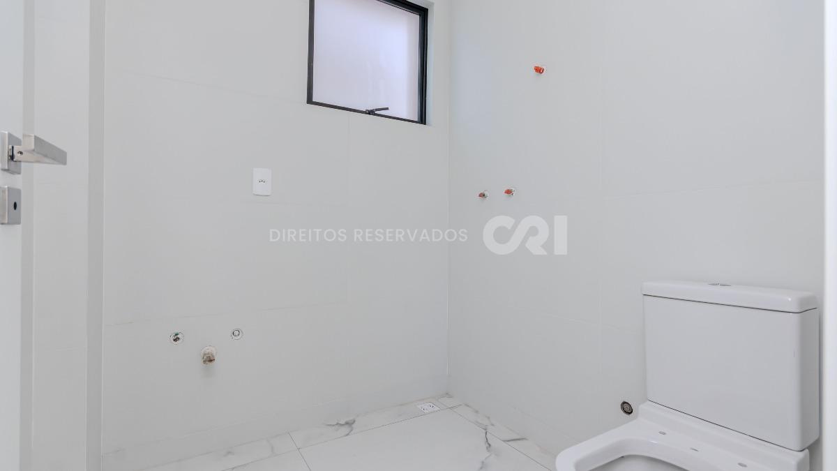 Apartamento com 4 suítes no Montreal Towers na Meia Praia, Itapema