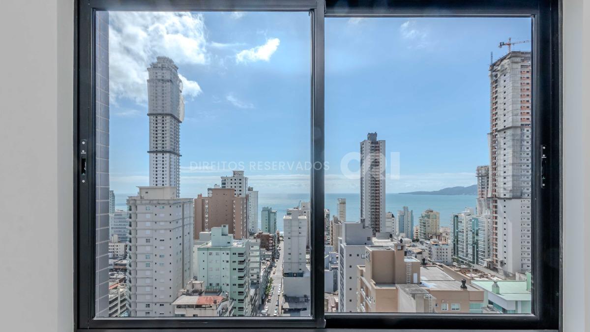 Apartamento com 4 suítes no Montreal Towers na Meia Praia, Itapema