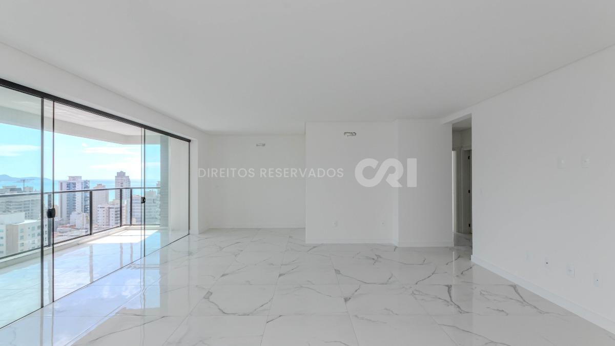 Apartamento com 4 suítes no Montreal Towers na Meia Praia, Itapema