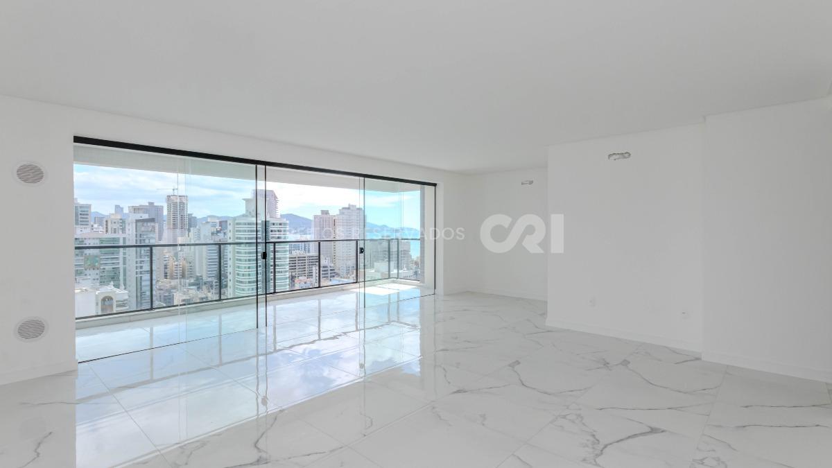 Apartamento com 4 suítes no Montreal Towers na Meia Praia, Itapema