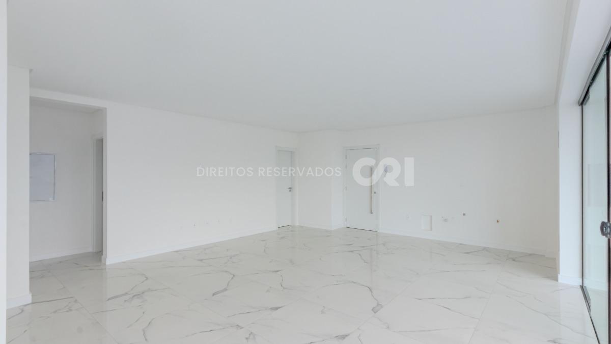 Apartamento com 4 suítes no Montreal Towers na Meia Praia, Itapema