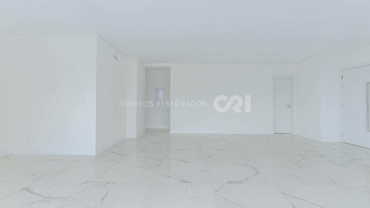Apartamento com 4 suítes no Montreal Towers na Meia Praia, Itapema