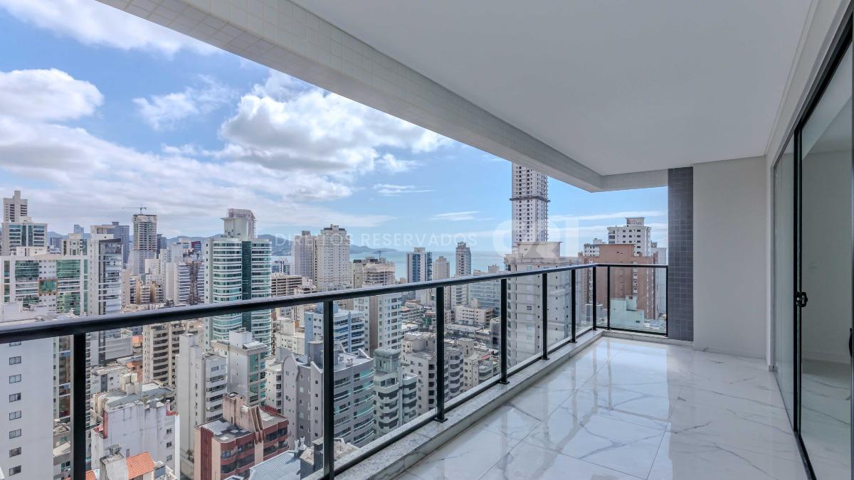 Apartamento com 4 suítes no Montreal Towers na Meia Praia, Itapema