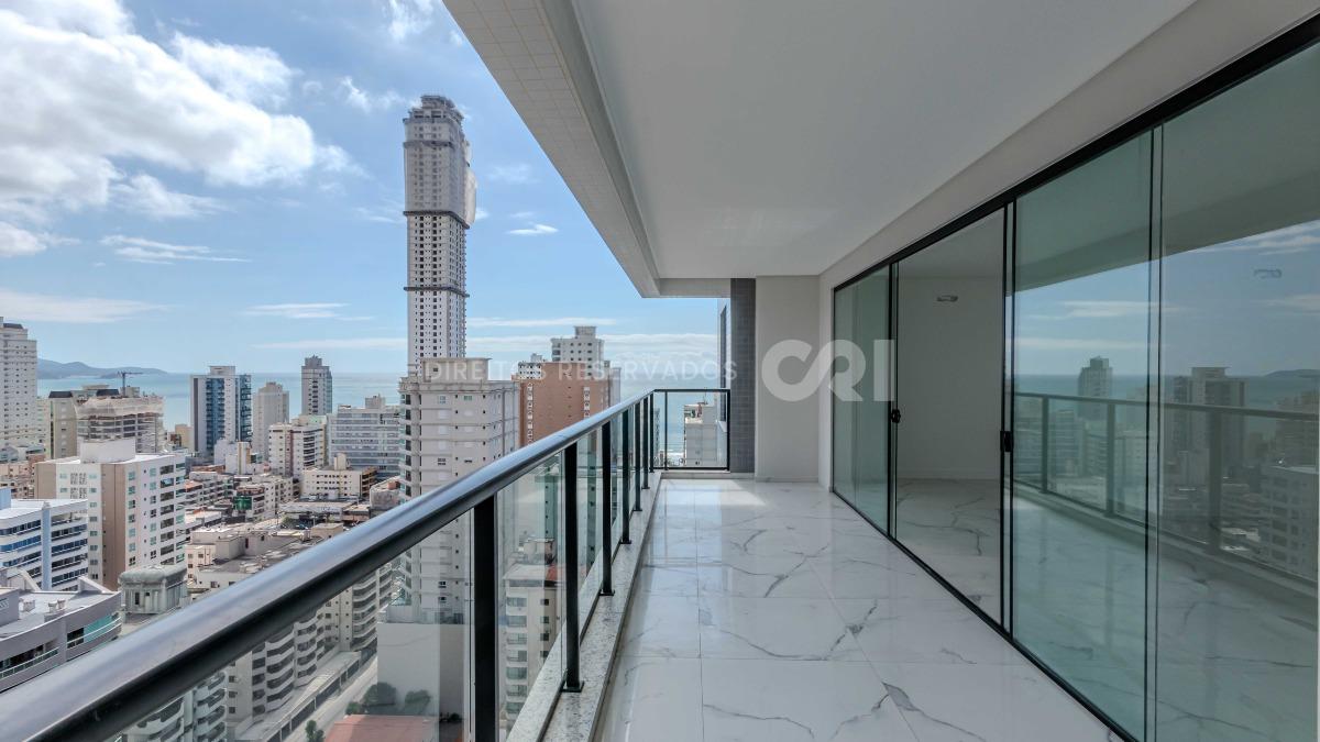 Apartamento com 4 suítes no Montreal Towers na Meia Praia, Itapema