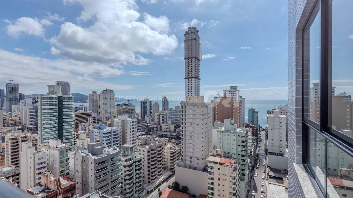 Apartamento com 4 suítes no Montreal Towers na Meia Praia, Itapema