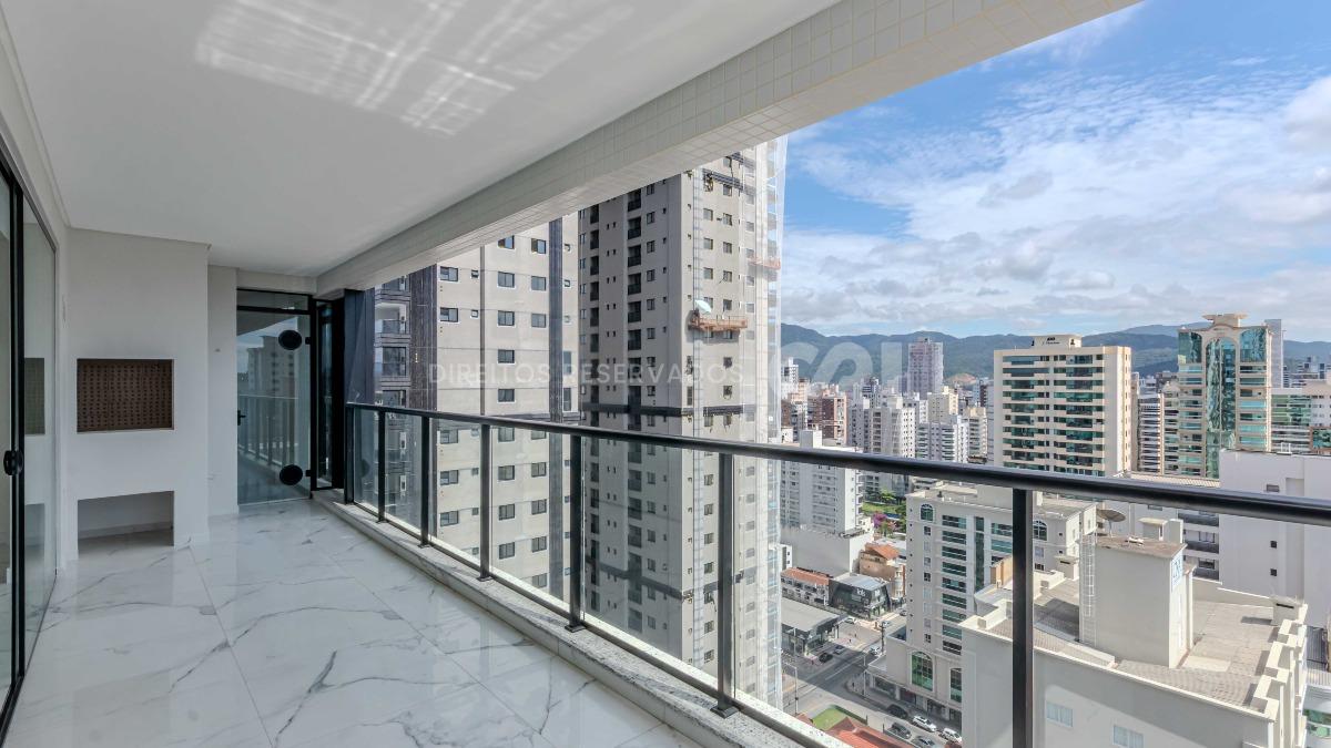 Apartamento com 4 suítes no Montreal Towers na Meia Praia, Itapema