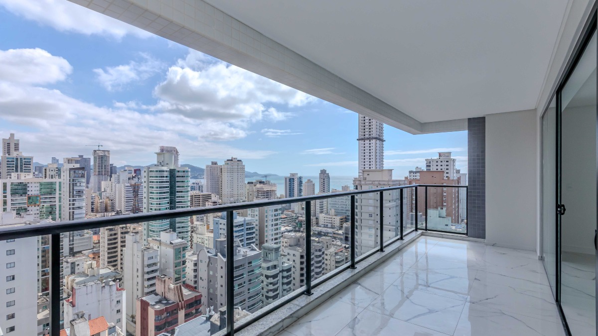 Apartamento com 4 suítes no Montreal Towers na Meia Praia, Itapema