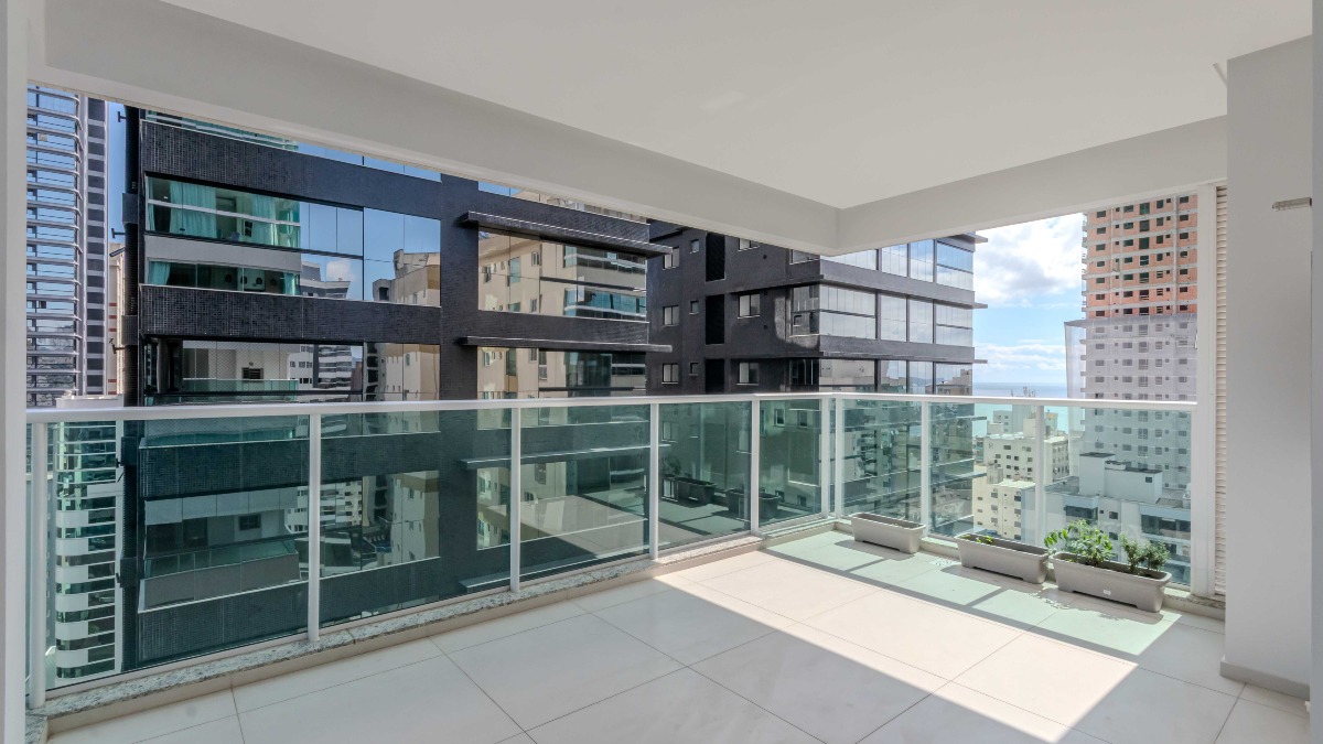 Apartamento com 3 suítes no Residencial El Elyon na Meia Praia em Itapema