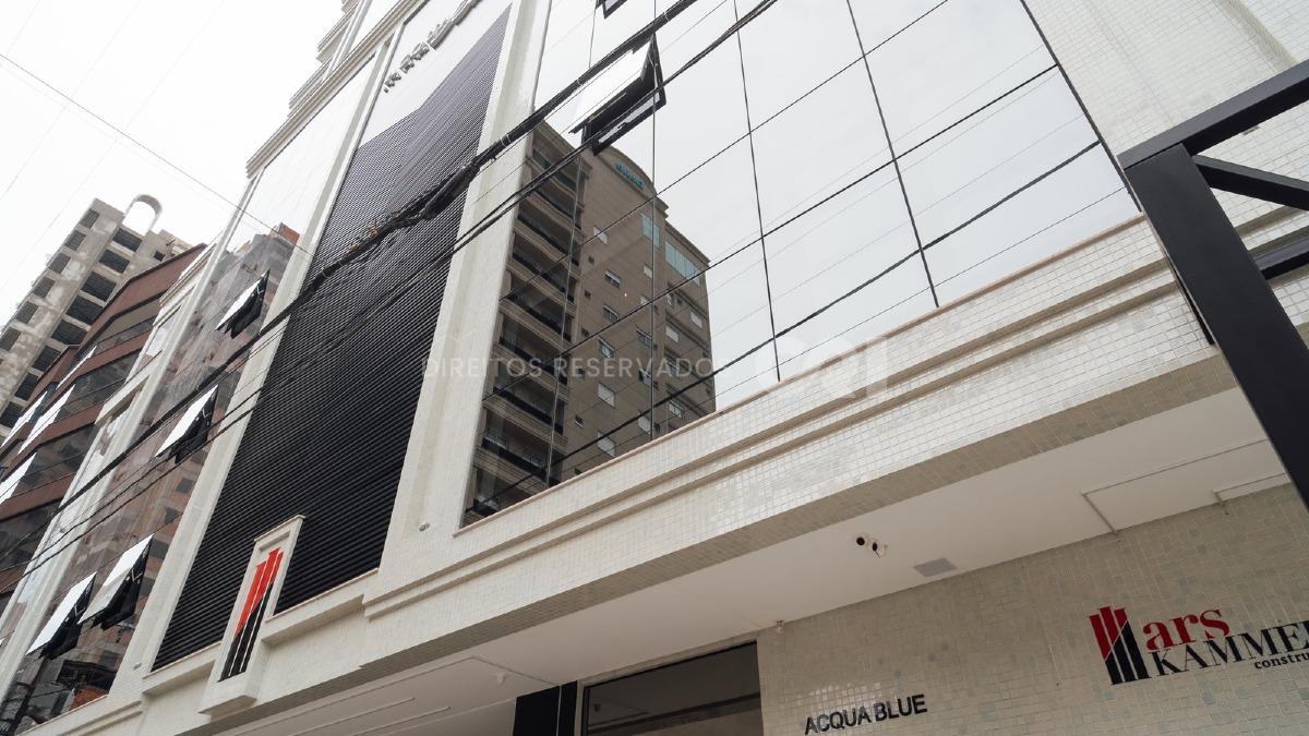 Apartamento com 202m² com 4 suítes quadra mar no Acqua Blue na Meia Praia em Itapema