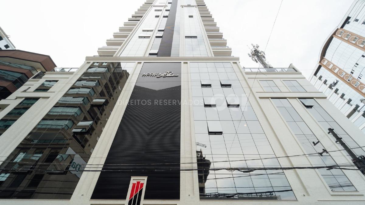 Apartamento com 202m² com 4 suítes quadra mar no Acqua Blue na Meia Praia em Itapema