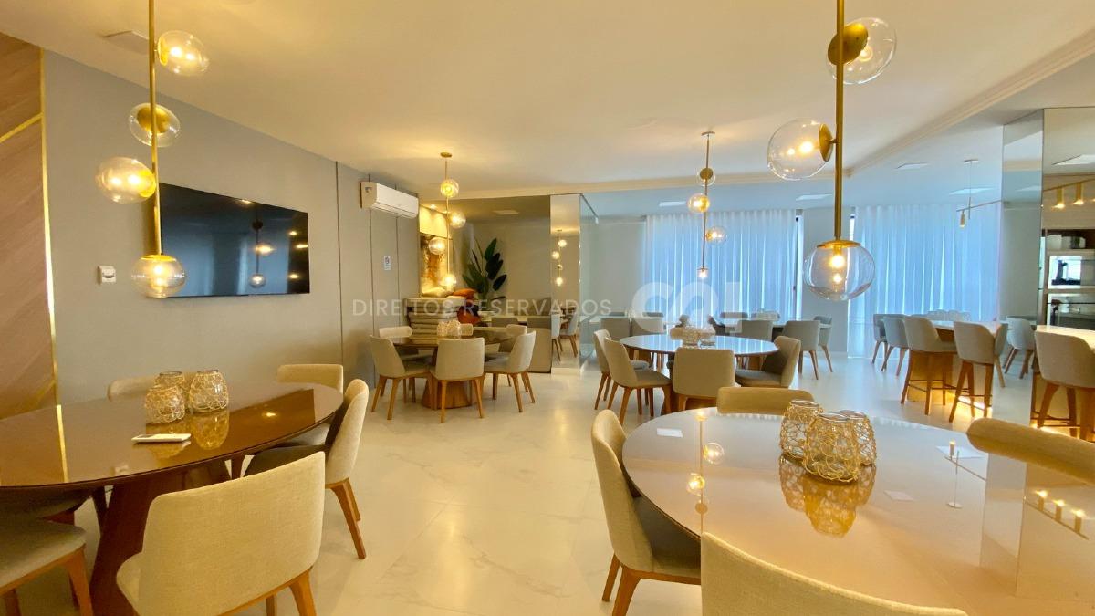 Apartamento com 202m² com 4 suítes quadra mar no Acqua Blue na Meia Praia em Itapema