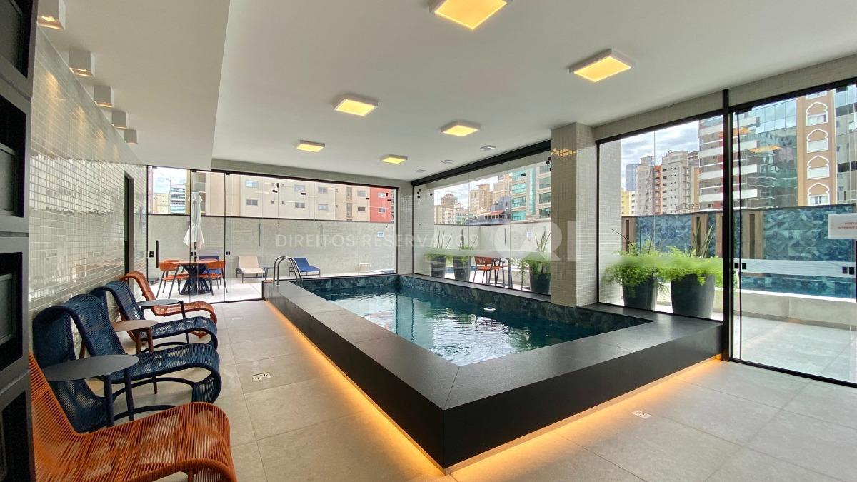 Apartamento com 202m² com 4 suítes quadra mar no Acqua Blue na Meia Praia em Itapema