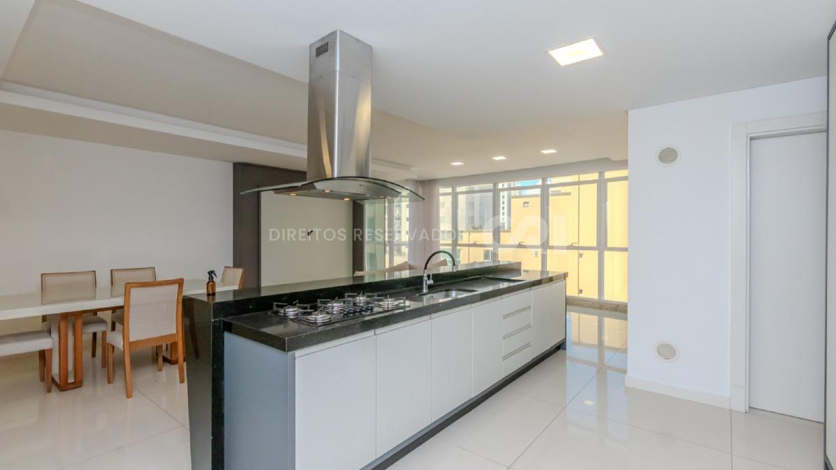 Apartamento com 4 suítes no Dubai Tower na Meia Praia em Itapema