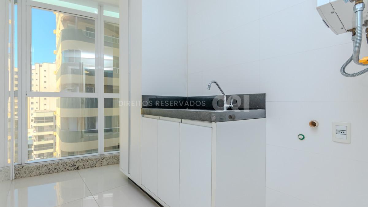 Apartamento com 4 suítes no Dubai Tower na Meia Praia em Itapema