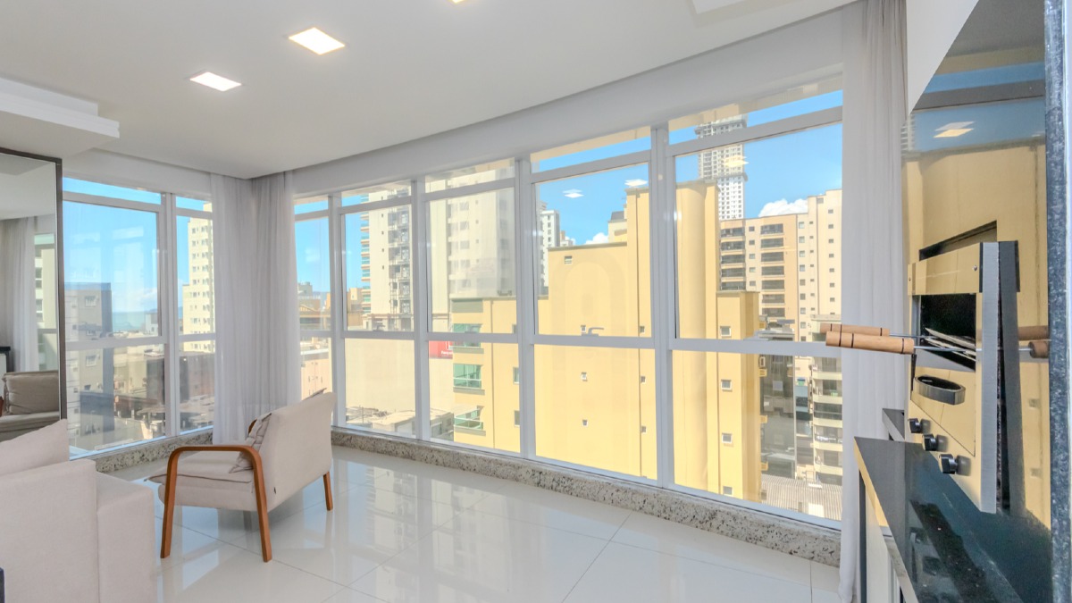 Apartamento com 4 suítes no Dubai Tower na Meia Praia em Itapema