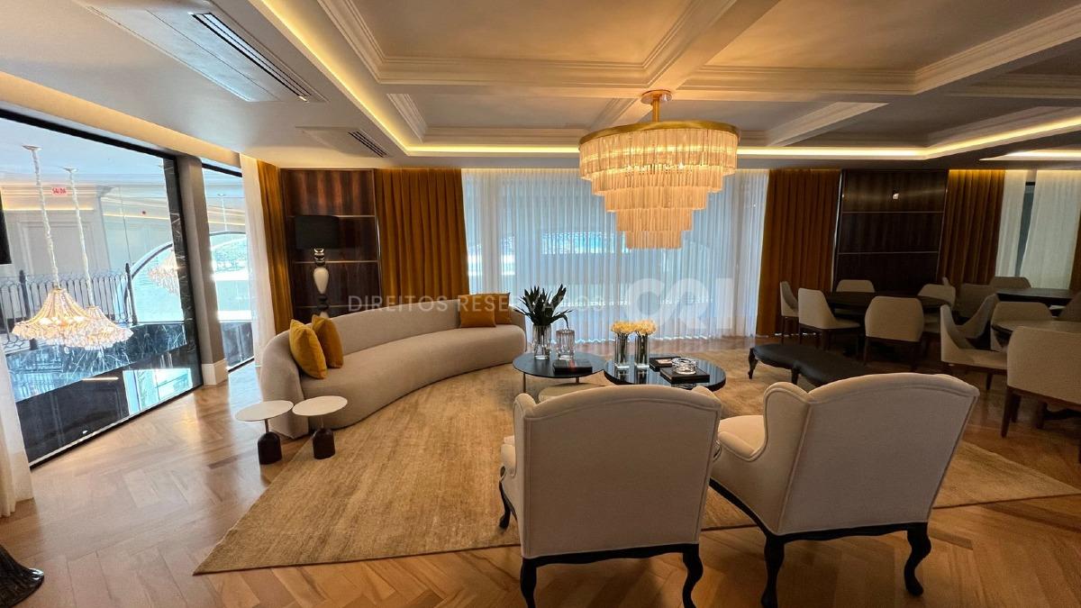 Apartamento com 4 suítes no Cartier Residence na Meia Praia em Itapema