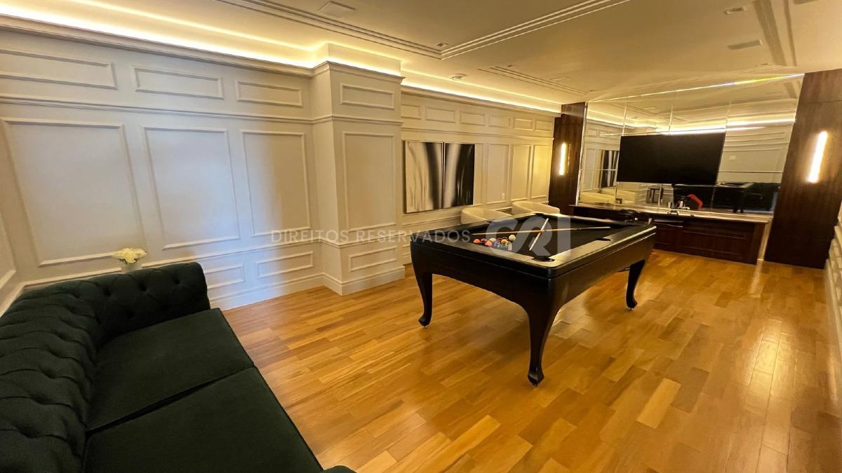 Apartamento com 4 suítes no Cartier Residence na Meia Praia em Itapema