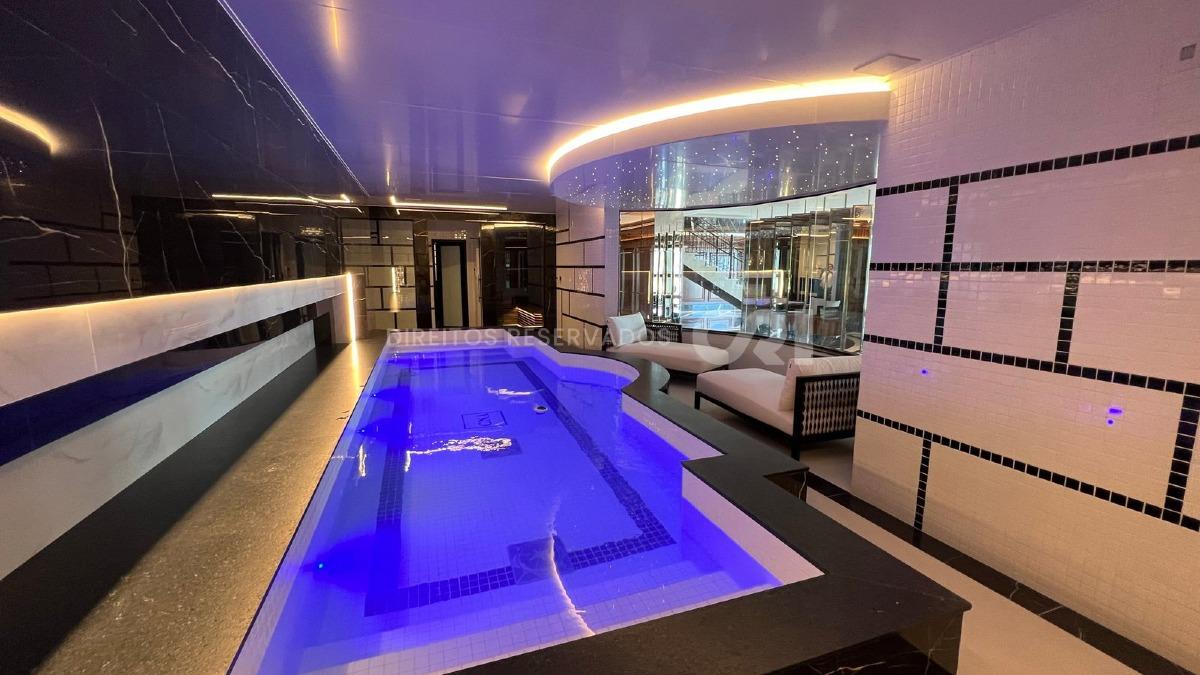 Apartamento com 4 suítes no Cartier Residence na Meia Praia em Itapema