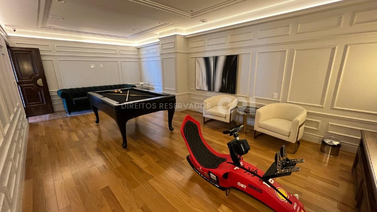 Apartamento com 4 suítes no Cartier Residence na Meia Praia em Itapema
