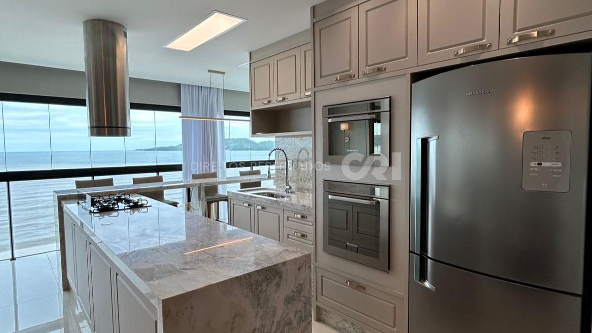 Apartamento com 4 suítes no Cartier Residence na Meia Praia em Itapema