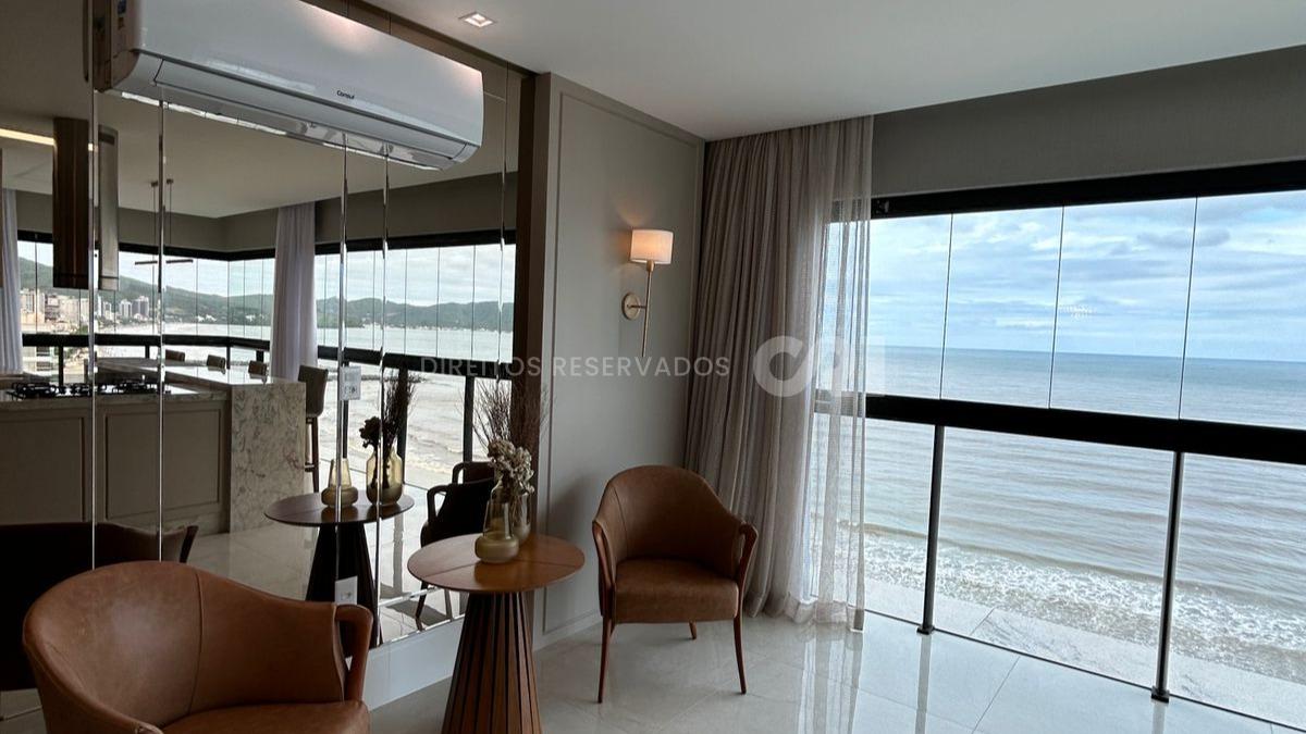 Apartamento com 4 suítes no Cartier Residence na Meia Praia em Itapema